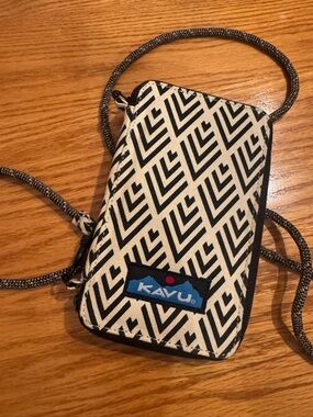 Kavu Black & White Geometric Crossbody Wallet Pouch